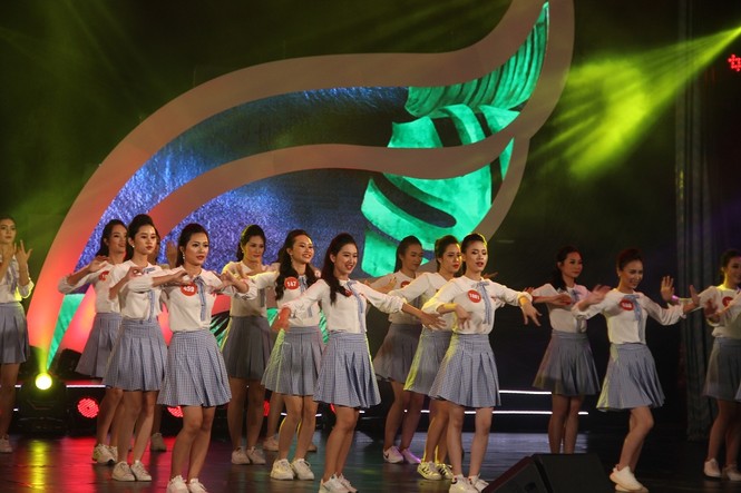 45 thí sinh Hoa khôi Sinh viên Việt Nam đồng diễn mở màn chung kết - ảnh 4