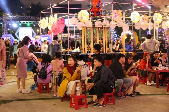 Người dân Đà Nẵng rộn ràng xuống đường đón năm mới - ảnh 6