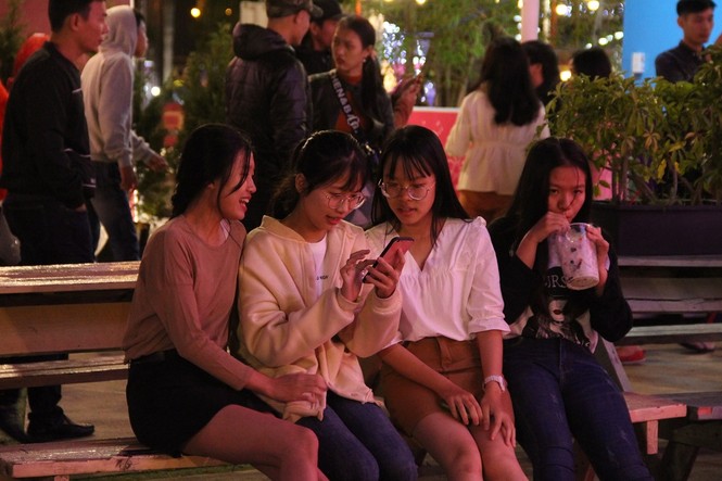Người dân Đà Nẵng rộn ràng xuống đường đón năm mới - ảnh 8