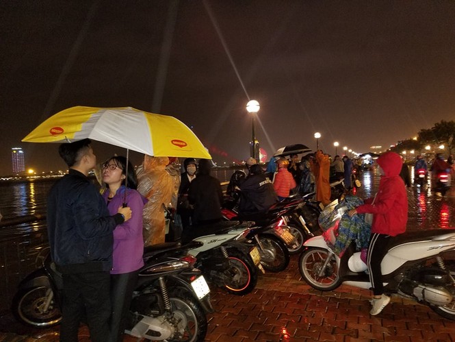 Người dân Đà Nẵng 'đội mưa' xem pháo hoa chào năm mới 2019 - ảnh 1