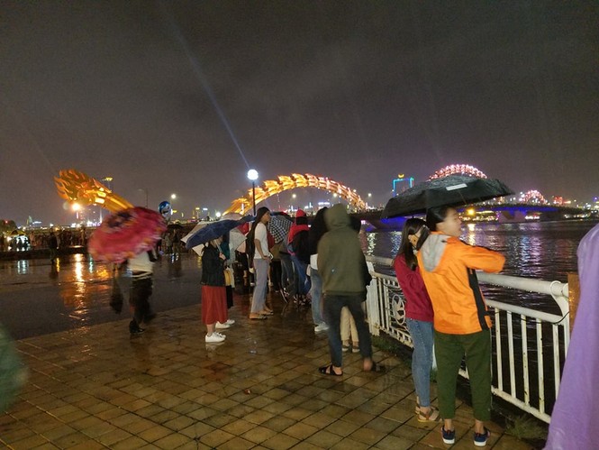 Người dân Đà Nẵng 'đội mưa' xem pháo hoa chào năm mới 2019 - ảnh 2