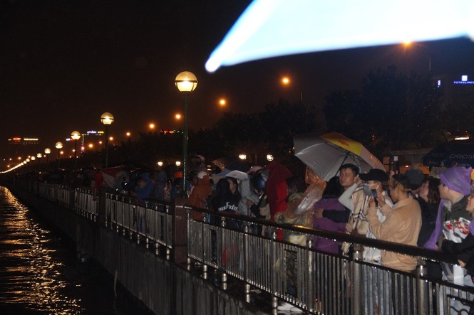 Người dân Đà Nẵng 'đội mưa' xem pháo hoa chào năm mới 2019 - ảnh 3