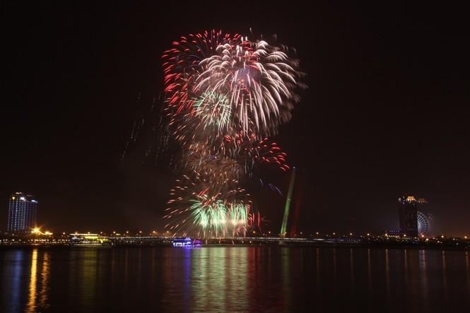 Người dân Đà Nẵng 'đội mưa' xem pháo hoa chào năm mới 2019 - ảnh 6