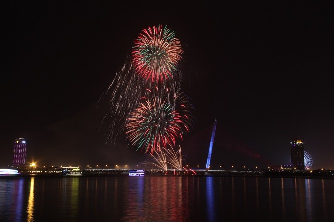 Người dân Đà Nẵng 'đội mưa' xem pháo hoa chào năm mới 2019 - ảnh 7