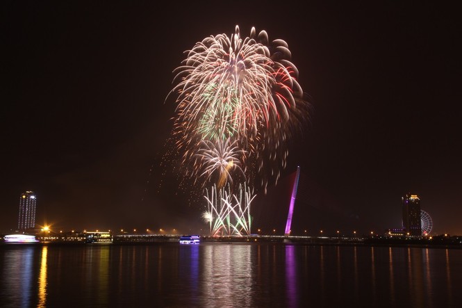 Người dân Đà Nẵng 'đội mưa' xem pháo hoa chào năm mới 2019 - ảnh 8