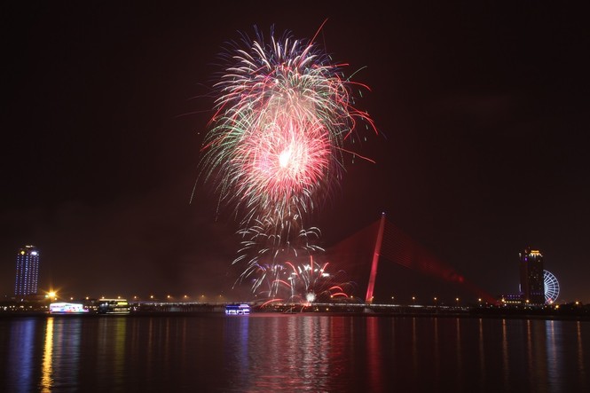 Người dân Đà Nẵng 'đội mưa' xem pháo hoa chào năm mới 2019 - ảnh 9