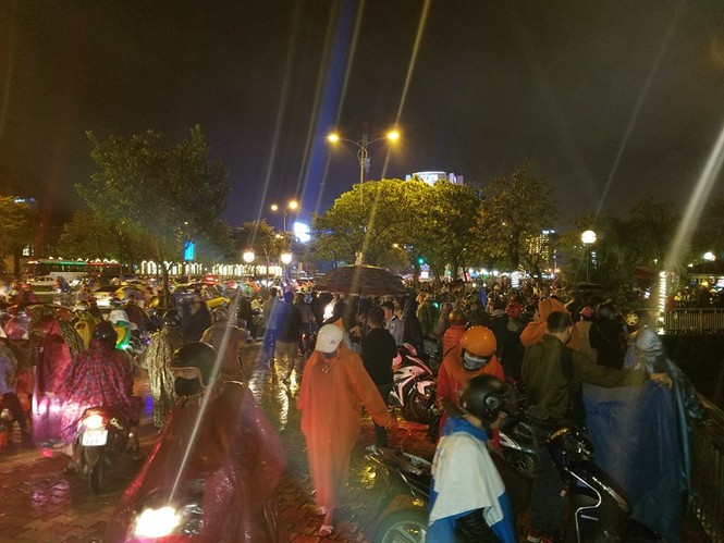 Người dân Đà Nẵng 'đội mưa' xem pháo hoa chào năm mới 2019 - ảnh 4