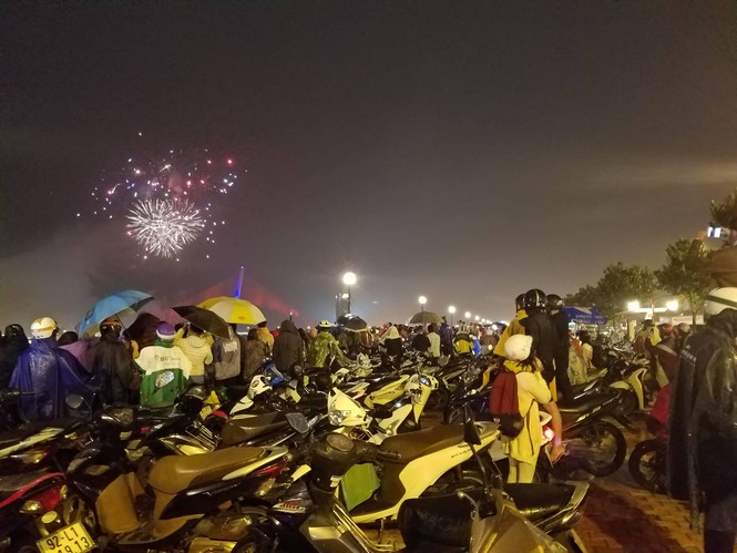 Người dân Đà Nẵng 'đội mưa' xem pháo hoa chào năm mới 2019 - ảnh 5