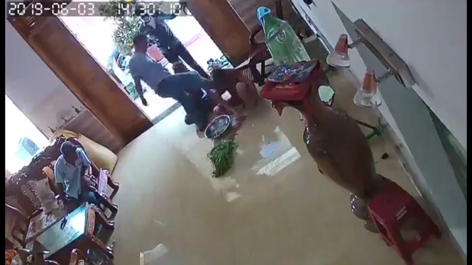 Một phụ nữ bị nhóm côn đồ đánh dã man: Phó giám đốc công an tỉnh chỉ đạo nóng - ảnh 1