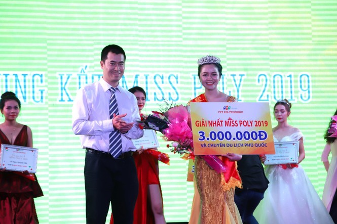Bích Phương, Justa Tee 'cháy' cùng tân sinh viên Đà Nẵng - ảnh 6