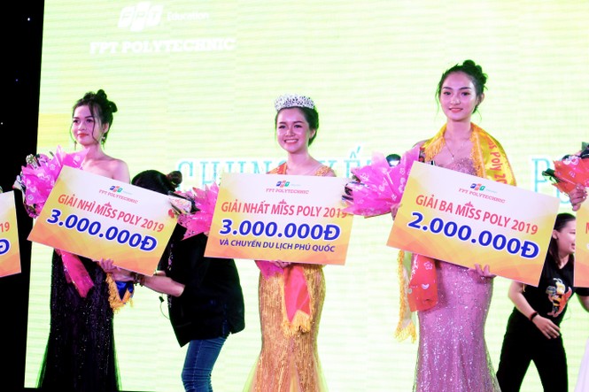 Bích Phương, Justa Tee 'cháy' cùng tân sinh viên Đà Nẵng - ảnh 7