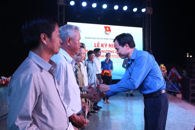 Hơn 2500 đoàn viên thanh niên thắp nến tri ân các anh hùng liệt sĩ - ảnh 5