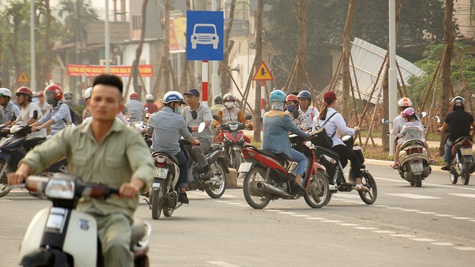 Ô tô, xe máy 'đi theo sở thích' trên đường nghìn tỷ giữa Thủ đô - ảnh 13