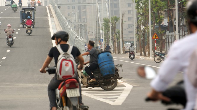 Ô tô, xe máy 'đi theo sở thích' trên đường nghìn tỷ giữa Thủ đô - ảnh 17