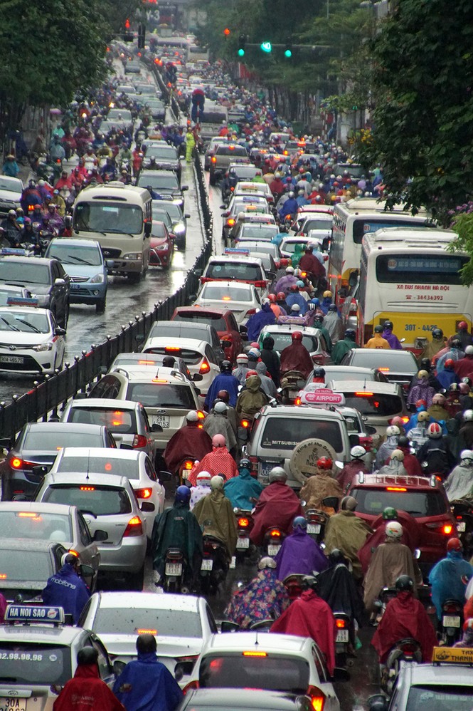 Nhiều tuyến đường Hà Nội tê liệt dưới trời mưa - ảnh 2