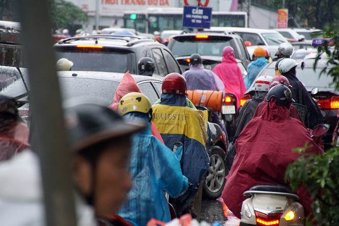 Nhiều tuyến đường Hà Nội tê liệt dưới trời mưa - ảnh 3
