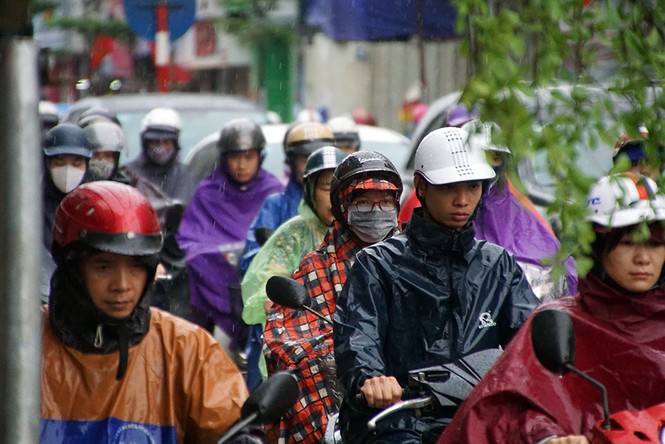 Nhiều tuyến đường Hà Nội tê liệt dưới trời mưa - ảnh 4