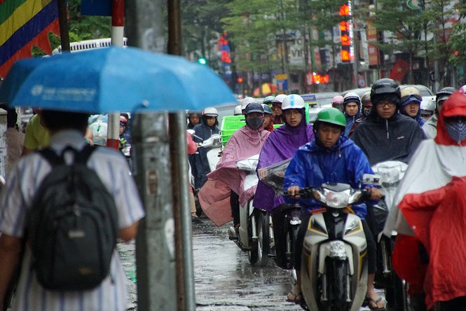 Nhiều tuyến đường Hà Nội tê liệt dưới trời mưa - ảnh 6