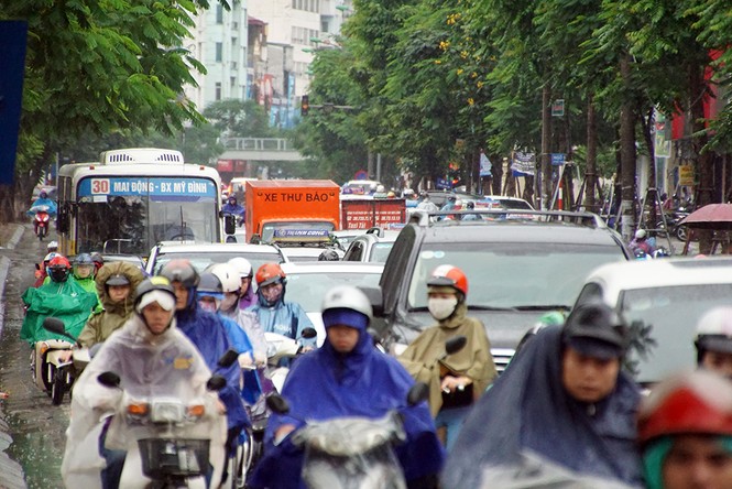 Nhiều tuyến đường Hà Nội tê liệt dưới trời mưa - ảnh 9