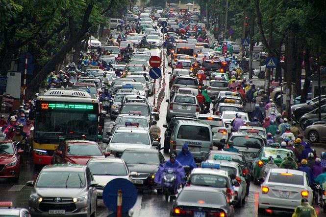 Nhiều tuyến đường Hà Nội tê liệt dưới trời mưa - ảnh 11