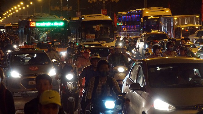 Tay xách nách mang trở lại Hà Nội trong đêm sau kỳ nghỉ dài - ảnh 2