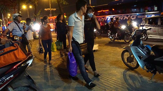 Tay xách nách mang trở lại Hà Nội trong đêm sau kỳ nghỉ dài - ảnh 6