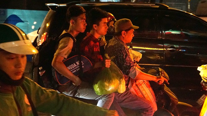 Tay xách nách mang trở lại Hà Nội trong đêm sau kỳ nghỉ dài - ảnh 7