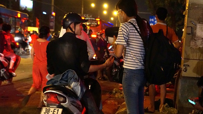 Tay xách nách mang trở lại Hà Nội trong đêm sau kỳ nghỉ dài - ảnh 8