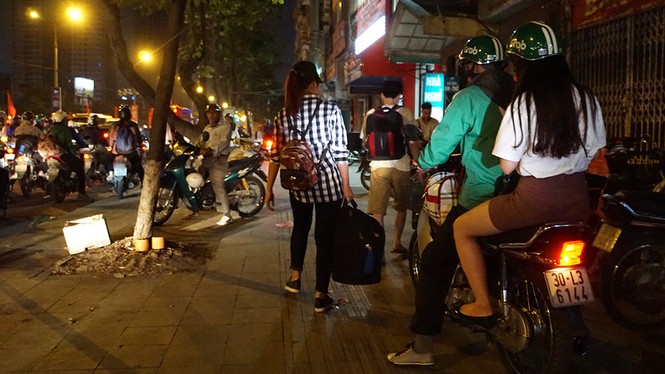 Tay xách nách mang trở lại Hà Nội trong đêm sau kỳ nghỉ dài - ảnh 11