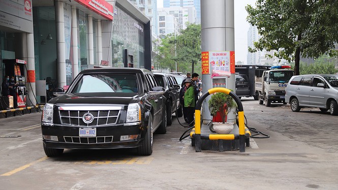 Xe 'Quái thú' của Tổng thống Mỹ chạy trên đường phố, đổ xăng ở Hà Nội - ảnh 9