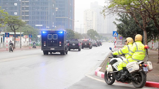 Xe 'Quái thú' của Tổng thống Mỹ chạy trên đường phố, đổ xăng ở Hà Nội - ảnh 1