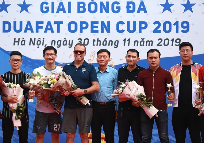 Dàn nghệ sĩ trổ tài trên sân cỏ 'cháy' cùng Seagame 30 - ảnh 1