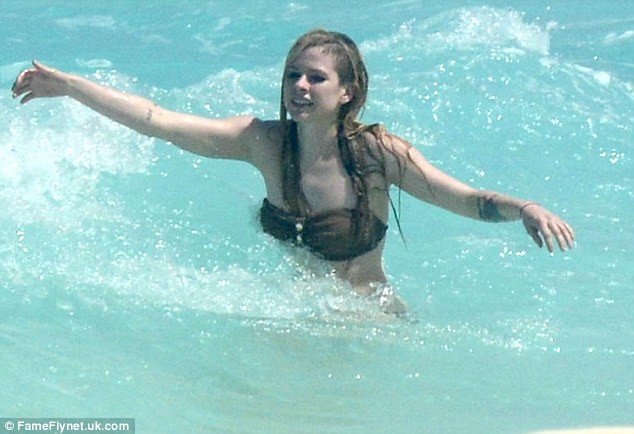Avril Lavigne suýt 'lộ hàng' trong khi tắm biển - ảnh 5