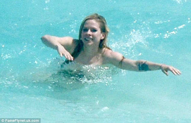 Avril Lavigne suýt 'lộ hàng' trong khi tắm biển - ảnh 4