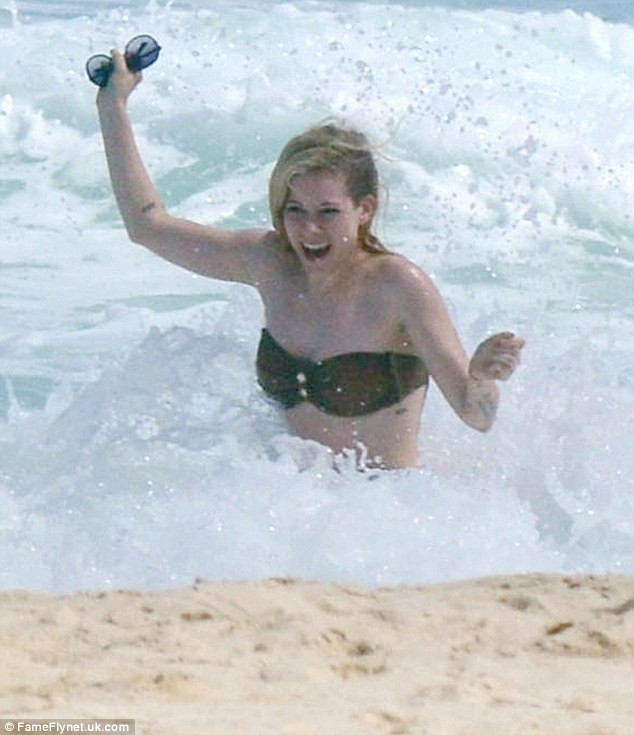 Avril Lavigne suýt 'lộ hàng' trong khi tắm biển - ảnh 6