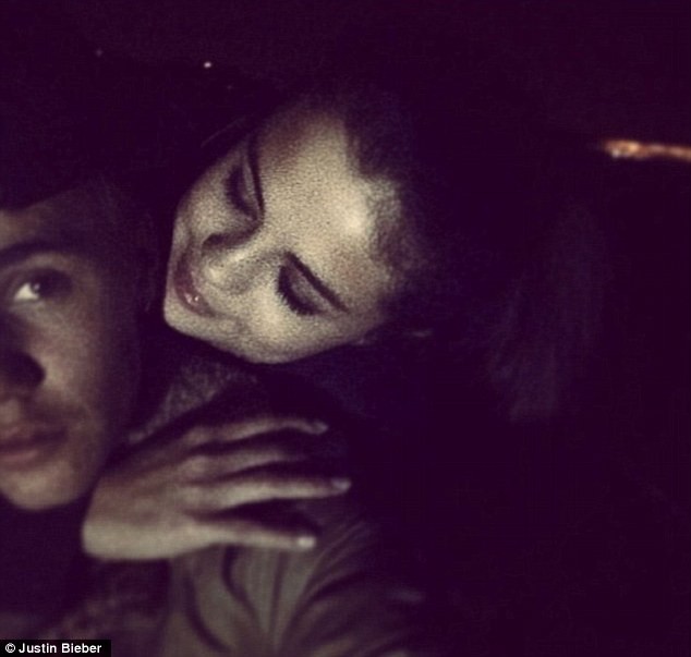 Justin Bieber đăng ảnh thân mật với bạn gái cũ - ảnh 2