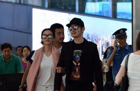 Angela Baby và Huỳnh Hiểu Minh 'dính như sam' tại sân bay - ảnh 2