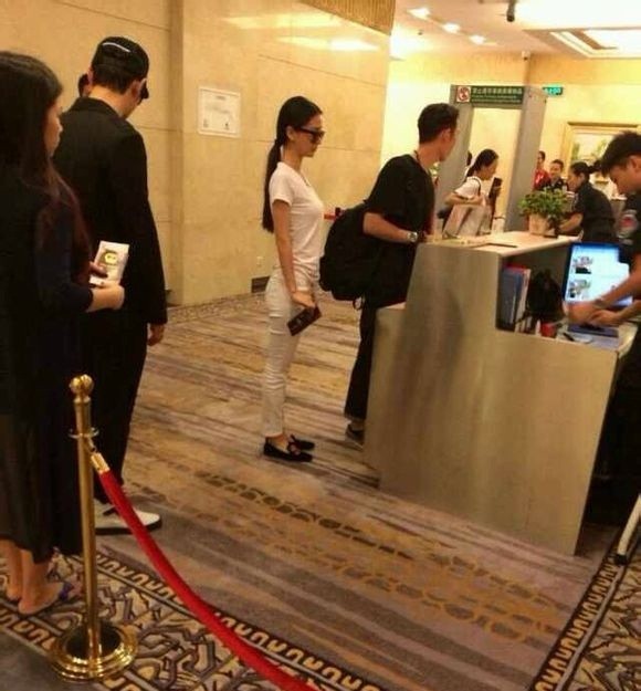 Angela Baby và Huỳnh Hiểu Minh 'dính như sam' tại sân bay - ảnh 3