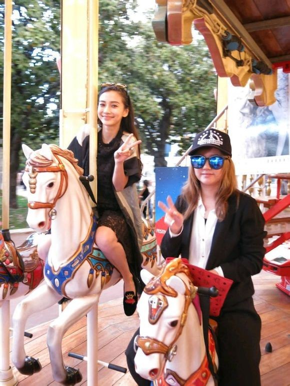 Angela Baby và Huỳnh Hiểu Minh 'dính như sam' tại sân bay - ảnh 5
