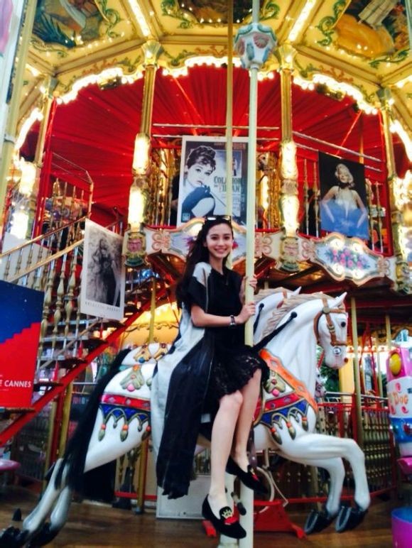 Angela Baby và Huỳnh Hiểu Minh 'dính như sam' tại sân bay - ảnh 6