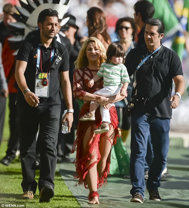 Shakira bế con trai tới dự lễ bế mạc World Cup 2014 - ảnh 8