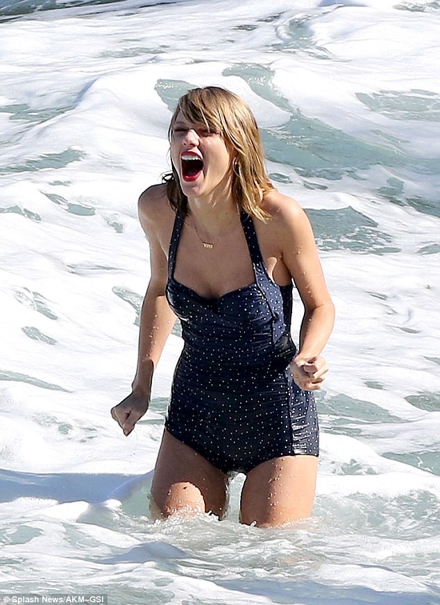 Taylor Swift thỏa sức nô đùa cùng bạn bè trên bãi biển - ảnh 3