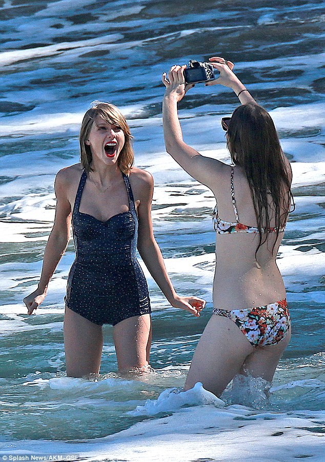 Taylor Swift thỏa sức nô đùa cùng bạn bè trên bãi biển - ảnh 6
