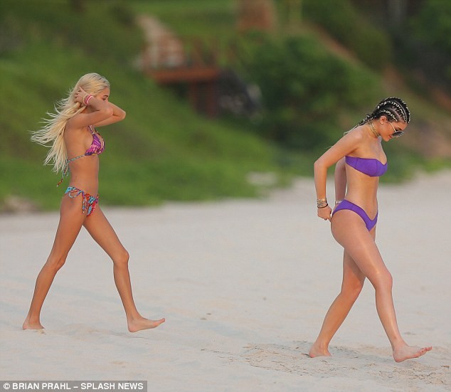 Em gái cô Kim khoe dáng nuột với bikini trên bãi biển - ảnh 4