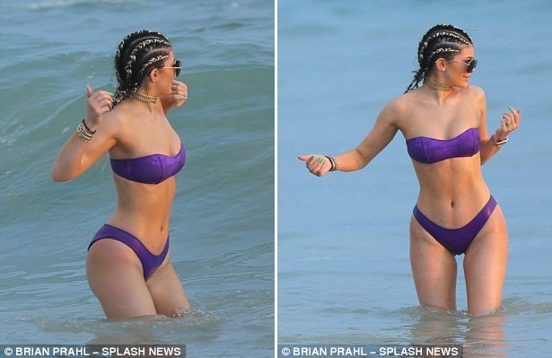 Em gái cô Kim khoe dáng nuột với bikini trên bãi biển - ảnh 6