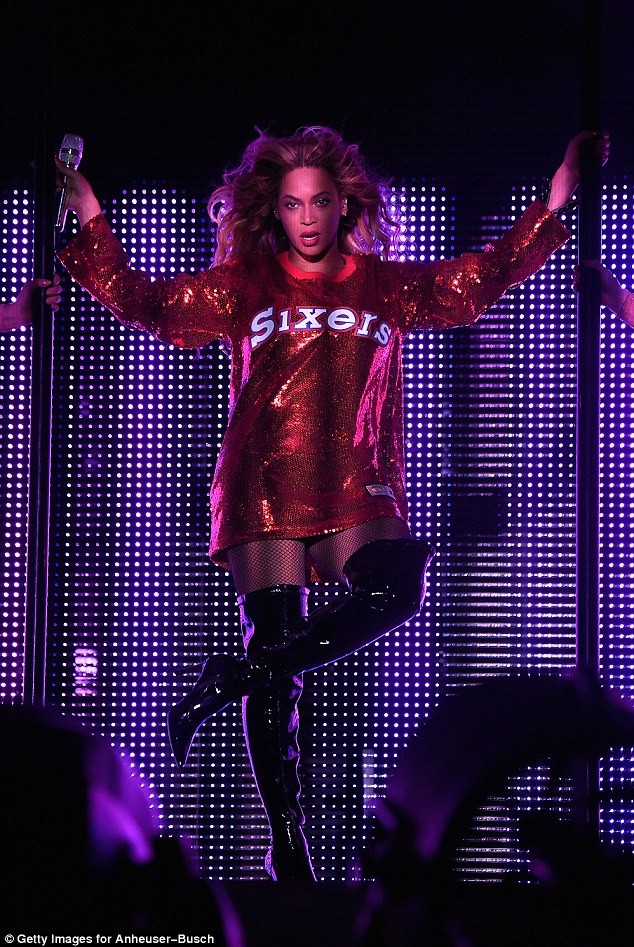 Beyonce khoe đường cong nóng bỏng trên sân khấu - ảnh 9