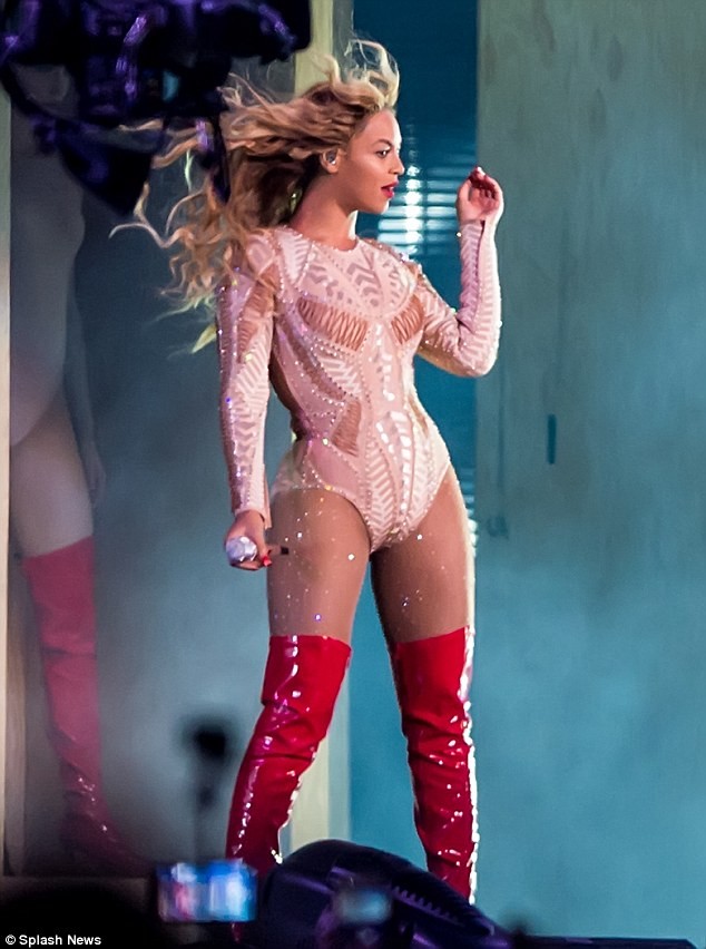 Beyonce khoe đường cong nóng bỏng trên sân khấu - ảnh 4