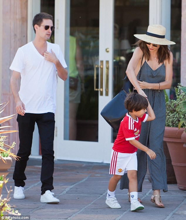 Miranda Kerr đưa con đi chơi cùng bạn trai tỷ phú - ảnh 1
