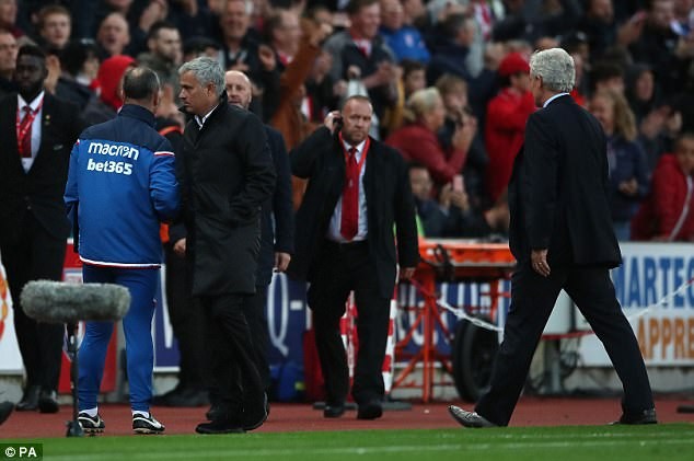 M.U đứt mạch thắng, Mourinho không thèm bắt tay HLV Stoke City - ảnh 1