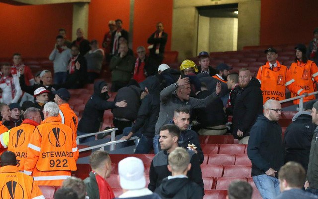 CĐV Cologne làm loạn, Arsenal trả giá đắt? - ảnh 1